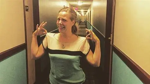 В наше время стало модно наряжаться обоями