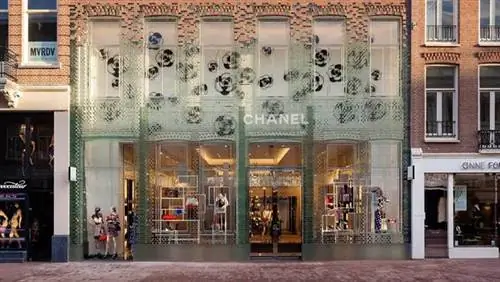 Бутик Chanel в Амстердаме получил фасад из стеклоблока