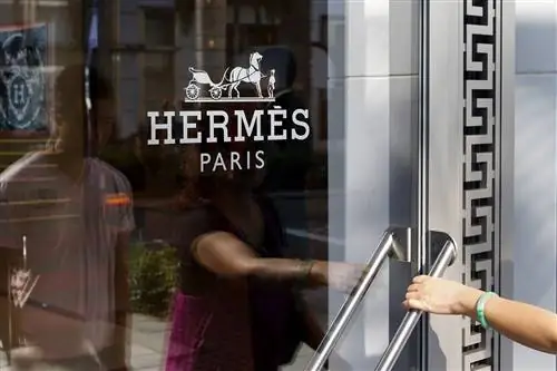 Украсть из архивов Hermes дорогого стоит