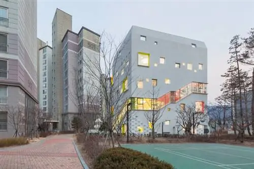 Детский сад, спроектированный Jungmin Nam Architects, расположен в густонаселенном районе Сеула, поэтому целью архитекторов было создать для детей настолько динамичную среду, чтобы виды однородного квартала доходили до них через окна разной формы Детский сад, спроектированный Jungmin Nam Architects, расположен в густонаселенном районе Сеула, поэтому целью архитекторов было создать для детей настолько динамичную среду, чтобы виды однородного квартала доходили до них через окна разной формы