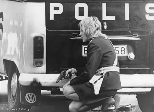 Женщина-полицейский при ограблении Kreditbanken в Стокгольме в 1973 году Женщина-полицейский при ограблении Kreditbanken в Стокгольме в 1973 году