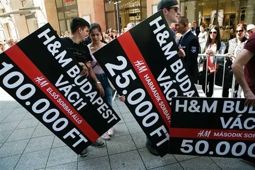 Ждал 22 часа, чтобы войти в H&M