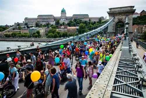 Посреди моста толпа остановилась на несколько минут, чтобы выпустить воздушные шары