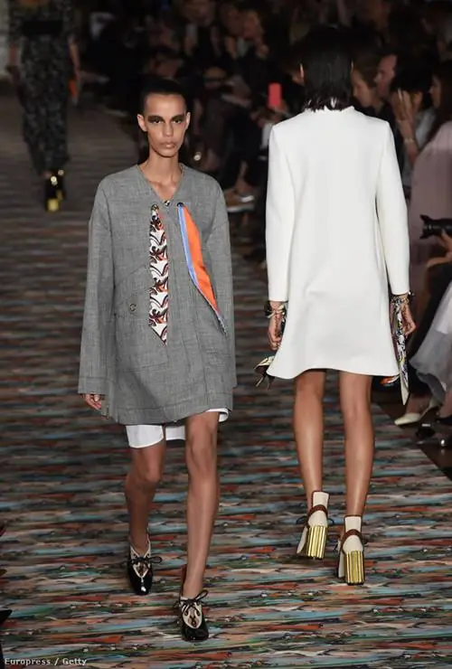 Серый цельный купальник в сочетании с шелковой лентой на подиуме Dior Cruise Серый цельный купальник в сочетании с шелковой лентой на подиуме Dior Cruise