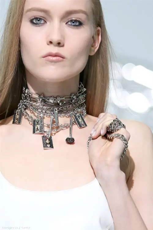Лезвия бритвы и различные цепочки на подиуме Versace в феврале 2013 года Лезвия бритвы и различные цепочки на подиуме Versace в феврале 2013 года