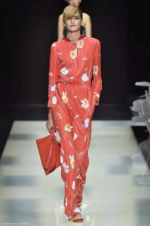 Красный комбинезон Giorgio Armani с цветочным принтом на Неделе моды в Милане Красный комбинезон Giorgio Armani с цветочным принтом на Неделе моды в Милане