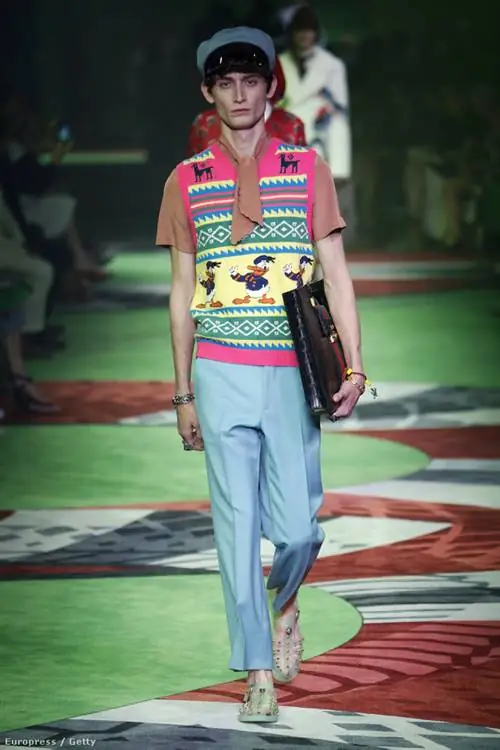 Не только Coach и Dolce & Gabbana использовали персонажей Диснея в этом сезоне, но и Gucci, который хочет продавать свою коллекцию с утками Дональда Не только Coach и Dolce & Gabbana использовали персонажей Диснея в этом сезоне, но и Gucci, который хочет продавать свою коллекцию с утками Дональда