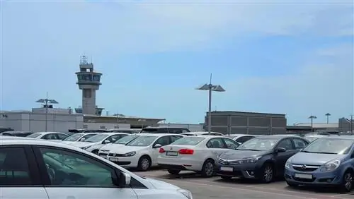 Вы можете припарковаться в аэропорту и вокруг него за столько