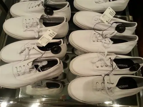 H&M: 3990 форинтов за простые белые кроссовки H&M: 3990 форинтов за простые белые кроссовки
