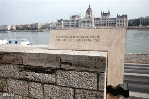 Мемориал Арвиза расположен напротив парламента в 1-м округе. Если хотите подробностей, нажмите на картинку! Мемориал Арвиза расположен напротив парламента в 1-м округе. Если хотите подробностей, нажмите на картинку!