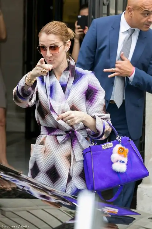За сумку Fendi такого яркого цвета с меховым талисманом итальянский бренд просит 1,2 миллиона форинтов За сумку Fendi такого яркого цвета с меховым талисманом итальянский бренд просит 1,2 миллиона форинтов