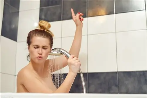 Не следует принимать душ каждый день, это вредно для кожи
