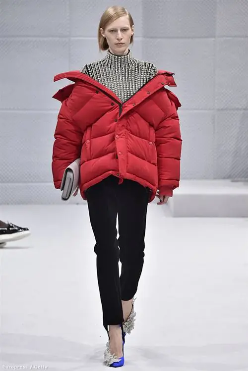 Balenciaga также часто использует мир цвета и дизайна Moholy Balenciaga также часто использует мир цвета и дизайна Moholy