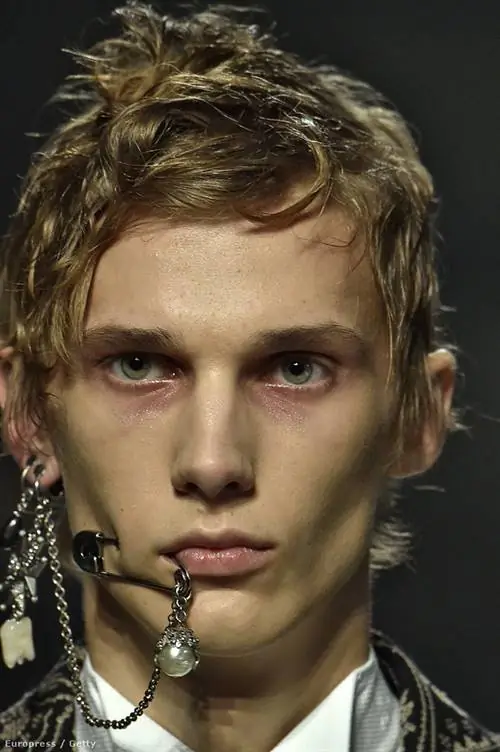 Модель с пирсингом на лице прошлась по подиуму Alexander McQueen в январе