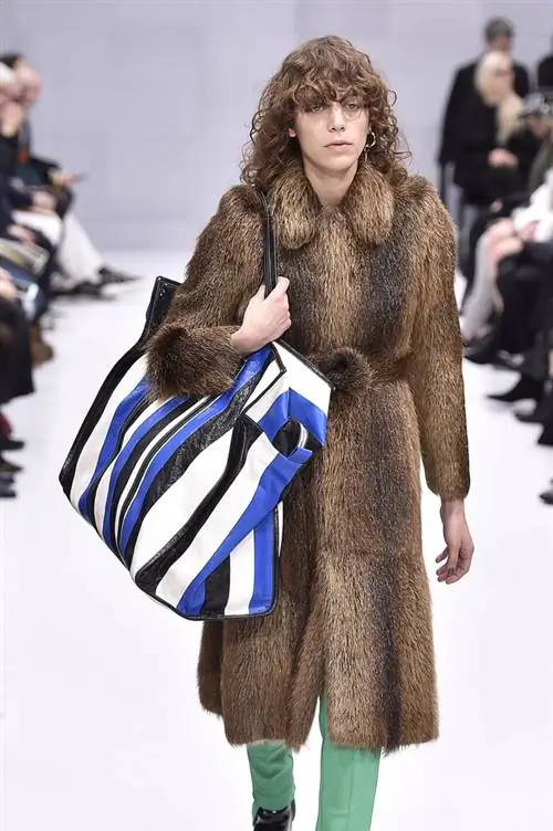 Именно поэтому за сумку просят почти полмиллиона форинтов