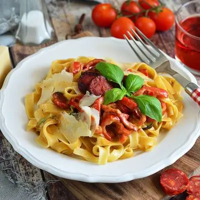 Все просто: макароны с колбасой и перцем