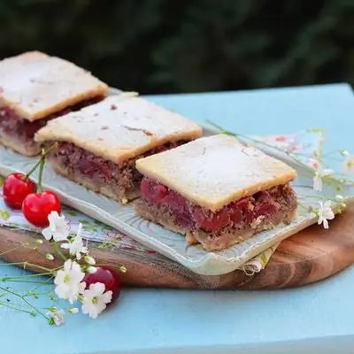 Большая кухня: подкладка из вишни