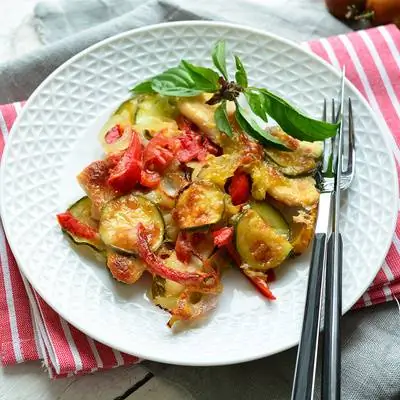 Сытно, просто: сырная куриная грудка на подушке из овощей