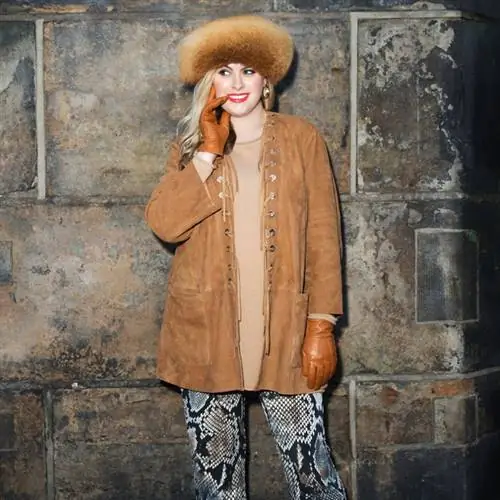 Брюки со змеиным принтом и кожаная куртка с разрезом также доступны в больших размерах