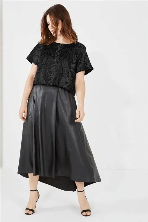 Элви берет 85 фунтов стерлингов, 30 700 форинтов за юбку с эффектом кожи