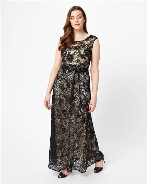 Магазины Studio Eight берут 280 фунтов, 101 000 форинтов за красивые вечерние платья