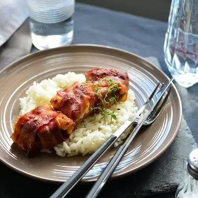 Все просто: фаршированные грибы, завернутые в бекон