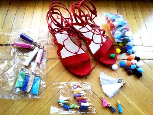 Сырье: покупка обойдется примерно в 6000 форинтов, если вы купите еще и сандалии, то столько вы не выиграете, всего 4000 форинтов: но по крайней мере у вас будет уникальная обувь!