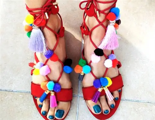 Через полчаса работы босоножка получилась вот такой