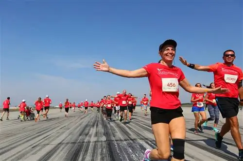 Runway Run 4.0: Фигуры в красных одеждах заполонили аэропорт