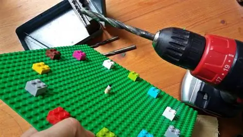 Ось часового механизма должна быть вставлена сзади