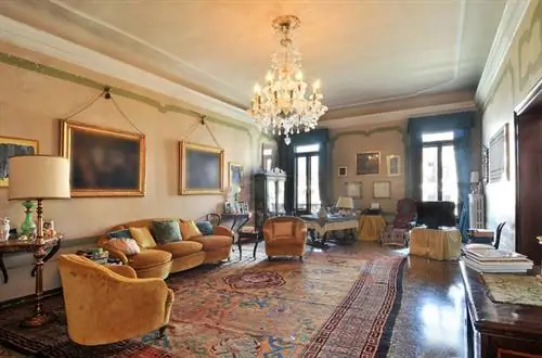 Стены были выкрашены в ванильно-желтый и мятно-зеленый цвета