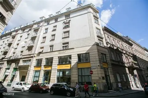 Хорошее место было важно, и Révay köz находится в хорошем месте, светлом, но все же тихом