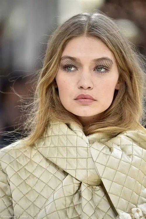 Визажист Chanel отдал дань уважения стеганым сумкам