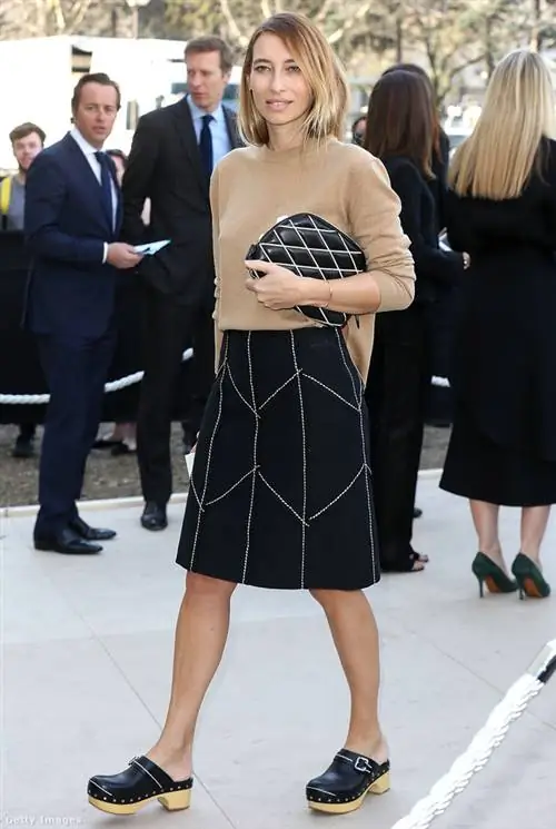 Французская телеведущая Александра Голованова пришла на показ Céline в Париже в сабо того же оттенка, что и ее платье