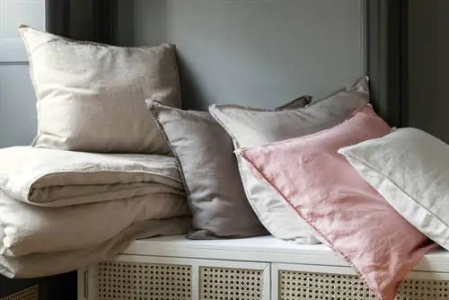 Яркие цвета снаружи, почти ничего внутри