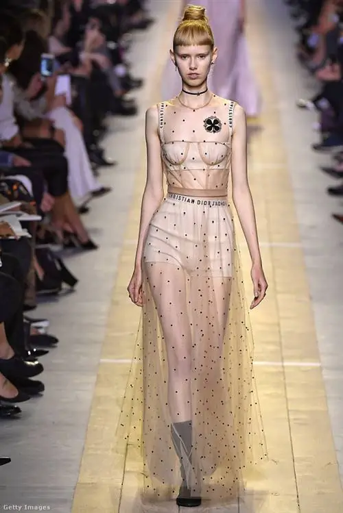 Кажется, обнаженное платье не осталось в стороне и от предыдущей коллекции Dior Кьюри
