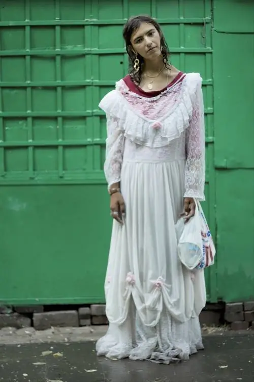 «Я встретил Мариам на улице в пасмурный день. Только что закончился дождь, и она шла по улице в свадебном платье. Она надела свадебное платье не для особого случая, а просто собиралась в нем домой. Позже Мариам рассказала, что платье ей прислали родственники из Америки. Также она показала снимок, на котором позирует в фотостудии в платье с букетом цветов."