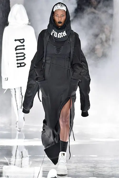 Обманчиво, но рукава куртки уже торчат из сумки!