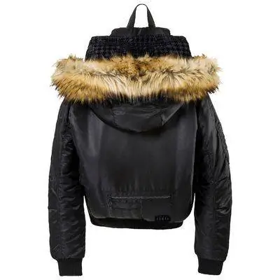 На камуфляжном капюшоне рюкзака был даже мех