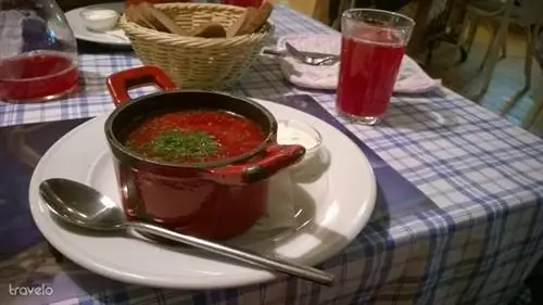 Русское меню: борщ, хлеб, закуска и красивая подставка с голограммой