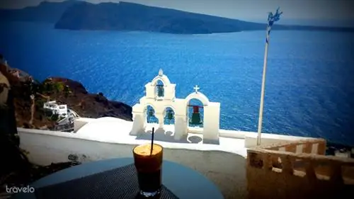 Кофе со льдом по-гречески, мы пили его в данный момент на острове Санторини