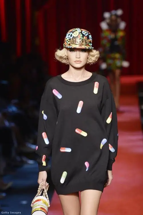 Красочные лекарства катятся по свитеру Moschino. Бренд просит 723 евро, 219 880 форинтов за провокационную вещь