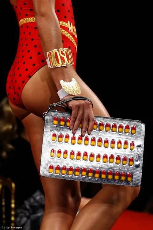 Они просят 588 евро, 178 794 венгерских форинта за пакет-конверт, украшенный желтыми и красными капсулами