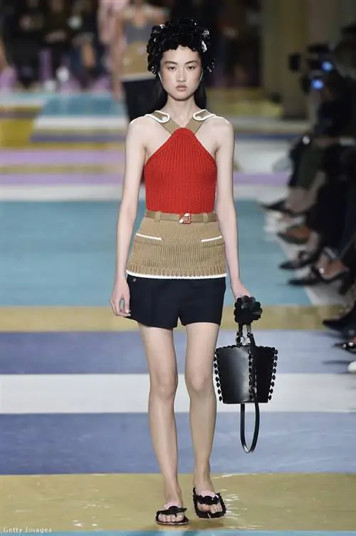 Носим шлепанцы с роскошной сумкой и шортами в стиле Miu Miu