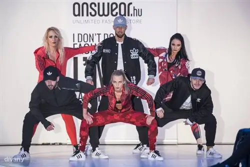 На показе музыкально-танцевальной моды танцоры в основном носили удобную одежду