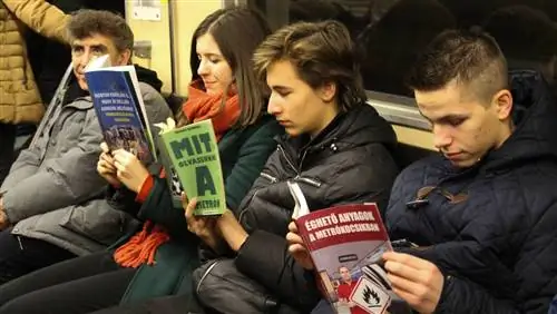 Будапештцы тоже любят книжный троллинг в метро