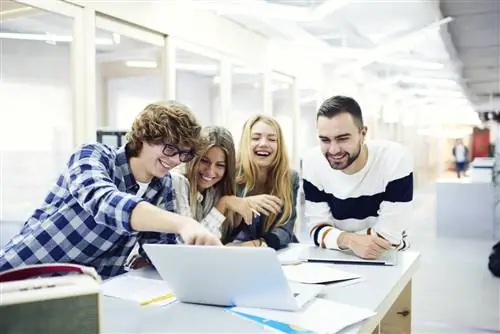 Мы не любим тусоваться с коллегами