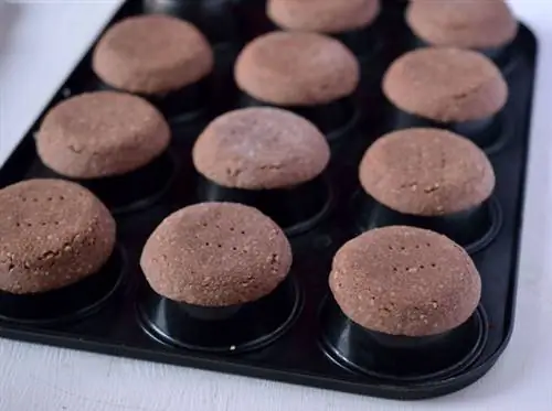 Так выпекались корзиночки для песочного печенья на задней стороне тефлоновой формы для кексов