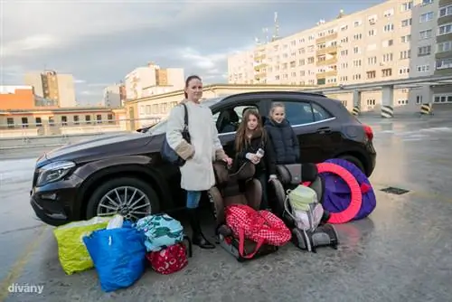 Два сиденья, двое детей, два школьных рюкзака, два спортивных снаряда и шоппинг. Средний будний день