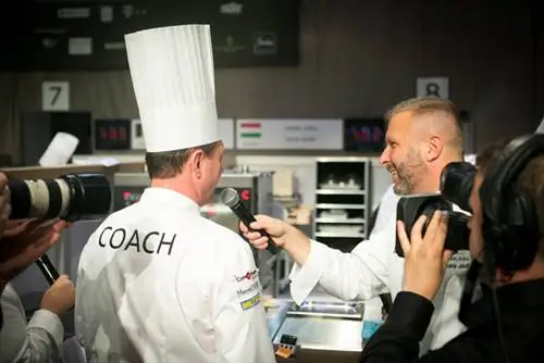 Андраш Йокути задает вопросы Фридьесу Вомбергу на европейском финале